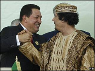 Hugo Chávez (izq.) y Muammar Gaddafi