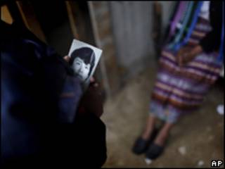 Guatemalteca muestra foto de su hermano desaparecido
