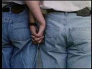 Casal adolescente de mãos dadas