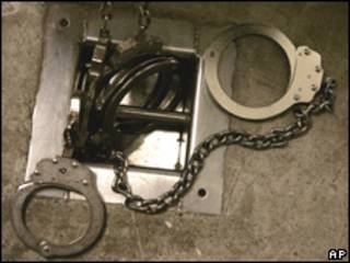 Esposas en una celda de Guantánamo