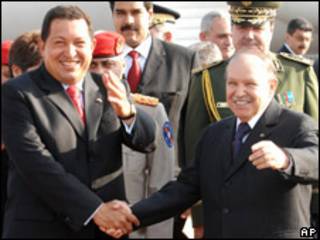 Hugo Chávez, presidente de Venezuela, y Abdelaziz Bouteflika, presidente de Argelia