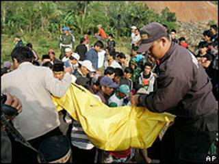 Equipos de rescate en Cianjur