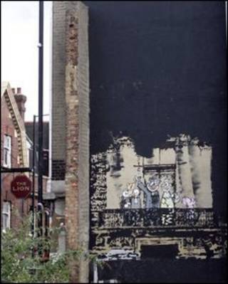 Mural de Banksy parcialmente coberto de tinta