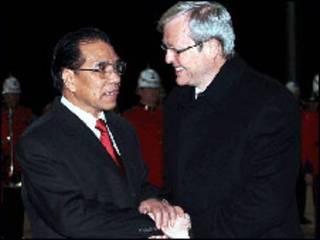 Hai ông Nông Đức Mạnh và Kevin Rudd tại lễ đón (ảnh của TTXVN)