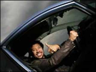 El cantante Lionel Ritchie en el programa "Top Gear"