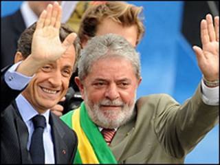 Os presidentes Nicolas Sarkozy, da França, e Luiz Inácio Lula da Silva acenam para populares antes do desfile de 7 de Setembro na Esplanada dos Ministérios Foto: Wilson Dias/Abr