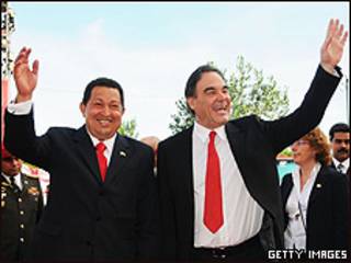 O presidente da Venezuela, Hugo Chávez, e o diretor de cinema Oliver Stone