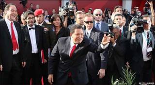 Oliver Stone (izq.) y Hugo Chávez en la Mostra de Venecia