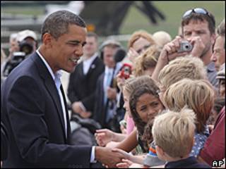 Barack Obama saluda a grupo de niños en Kentucky