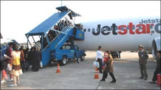Hành khách Việt Nam lên máy bay Jetstar Pacific