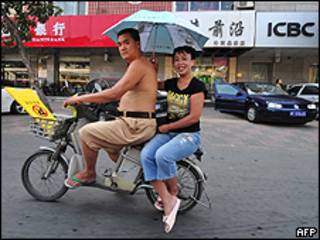 Chinos en una moto