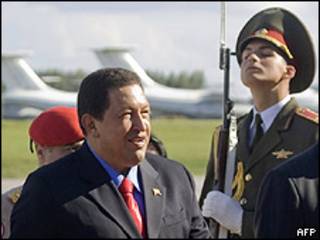 Hugo Chávez a su llegada a Bielorrusia, etapa anterior a Rusia, 8 septiembre 2009
