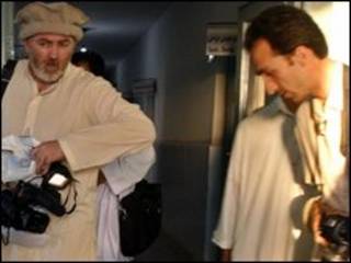 سلطان منادی (راست) استیفن فرل (چپ) در بیمارستانی در قندوز در چهارم سپتامبر