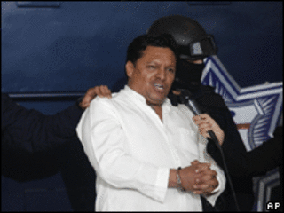 O boliviano José Flores, ao ser apresentado à imprensa após sua prisão