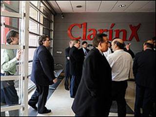 Ingreso de inspectores en la sede de Clarín / Foto cortesía de Clarín