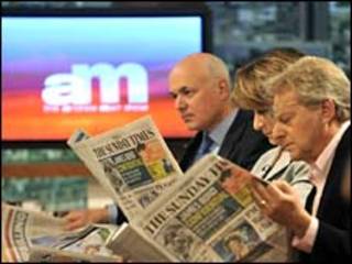 Políticos, abogados y comunicadores, leyendo periódicos en un programa de la BBC