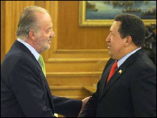 O rei da Espanha, Juan Carlos (esq.), e o presidente venezuelano Hugo Chávez, durante encontro desta sexta-feira (Foto: Palacio de La Zarzuela)