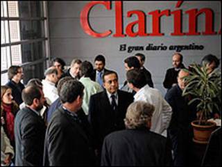 Inspectores en la sede de Clarín (Foto cortesía de Clarín)