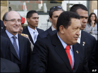 O presidente da Venezuela, Hugo Chávez, e o presidente da Repsol, Antonio Brufau (E), em Madri