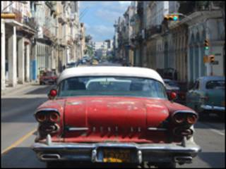 Vehículo particular en una calle de La Habana (Foto: Raquel Perez)