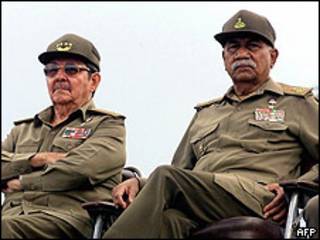 Juan Almeida Bosque (derecha) junto al actual presidente Raúl Castro