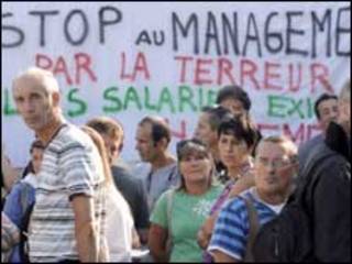 موظفون في فرنس تليكوم يؤبنون زميلا لهم انتحر