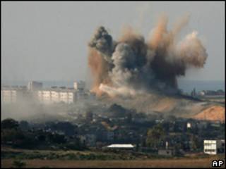Ataque israelense em Gaza em 3 de janeiro de 2009 (AP)