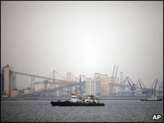 Un barco cruza cerca del puerto de Dalian