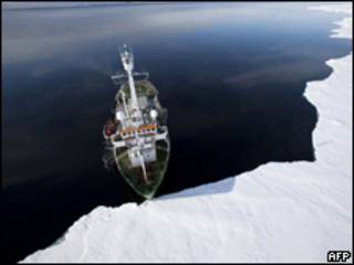 Navio do grupo Greenpeace em área entre o Canadá e a Groenlândia (AFP, 14 de setembro)