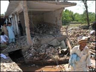 Destruccion en un mercado local en Paquistán