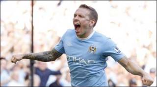 Craig bellamy san bằng 2-2 cho Man City (Reuteurs)