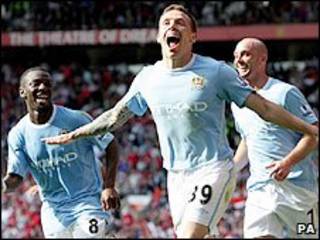 Craig Bellamy vui sau khi ghi bàn