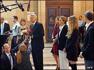 Dominique de Villepin chega a tribunal com a mulher e os filhos