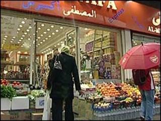 مسلمة أمام أحد محال بيع الحلال في بريطانيا