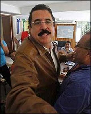 O presidente deposto de Honduras, Manuel Zelaya, na embaixada brasileira em Tegucigalpa