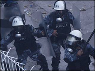 Policía hondureña dispersa a los seguidores de Zelaya