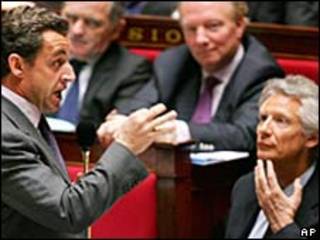 Nicolas Sarkozy y Dominique de Villepin (derecha)