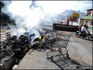 Bloqueio em rua de Tegucigalpa