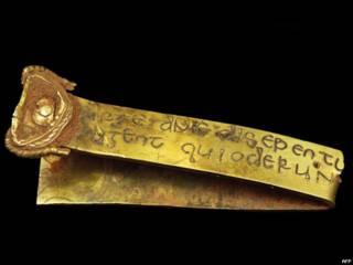 Pieza de oro con inscripción bíblica