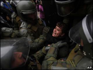 Mujer detenida en una protesta mapuche en Chile