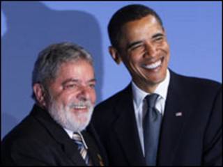 Os presidentes do Brasil e dos Estados Unidos, Luiz Inácio Lula da Silva e Barack Obama, se cumprimentam