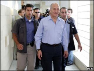 Olmert llegando al tribunal en Jerusalén.