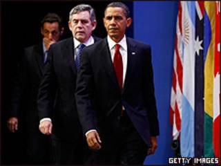 Barack Obama, Nicolas Sarkozy y Gordon Brown, a punto de hacer sus pronunciamientos.