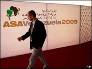 Delegado passa por cartaz da Cúpula América do Sul-África em Isla Margarita, Venezuela (AP, 24 de setembro)