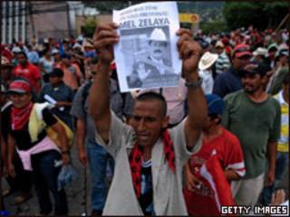 Apoiadores de Manuel Zelaya realizam marcha em Honduras