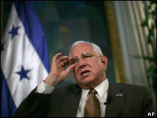 O líder do governo interino, Roberto Micheletti