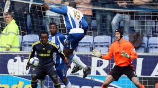 Bramble Wigan (số 19) đánh đầu ghi bàn thắng vào lưới Chelsea (AP)