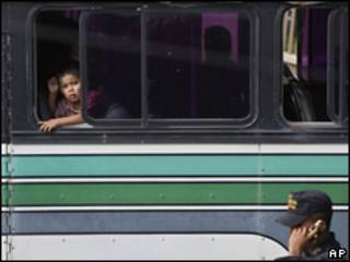 Niño en autobús de manifestantes en favor de Zelaya