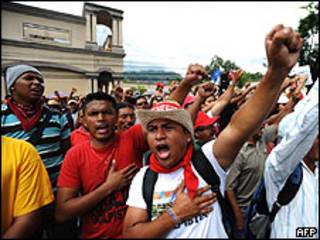 Manifestación de partidarios de Manuel Zelaya cerca de la embajada de Brasil en Tegucigalpa, 26 septiembre 2009