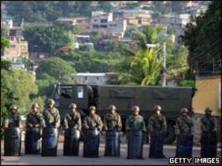 Soldados hondurenhos cercam área da embaixada brasileira em Tegucigalpa